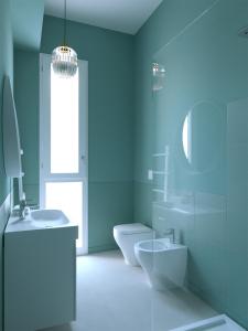 Baño azul con aseo y lavamanos en Fenici Levanzo - Island Apartments en Levanzo