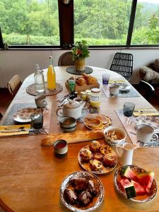 uma mesa com um monte de comida em Le Hameau em Florent-en-Argonne