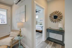 - un salon avec un lit et un miroir dans l'établissement Queen Tide Cottage, à Ocean Shores