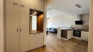 Een keuken of kitchenette bij Mayseven serviced apartment