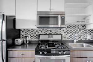 A cozinha ou cozinha compacta de Somerville 1BR w WD nr Assembly T BOS-756
