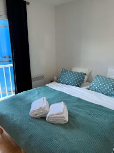 een slaapkamer met 2 handdoeken op een bed bij LODGE CAP in Lège-Cap-Ferret