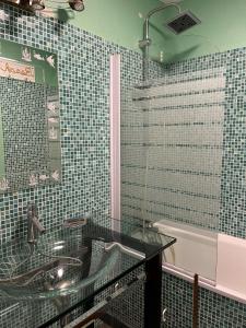 een badkamer met een wastafel en een ligbad bij LODGE CAP in Lège-Cap-Ferret