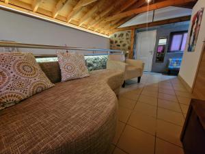 een woonkamer met een bank en een stoel bij Casa Nido in Icod de los Vinos