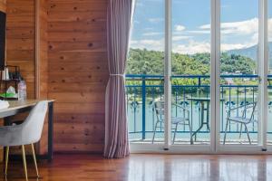 Balkón nebo terasa v ubytování Bishui Shanju Lakeside B&B
