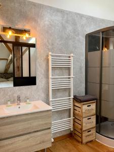 y baño con lavabo y espejo. en Le Domaine de Darracq, en Arsagne