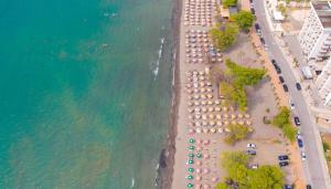 una vista aérea de una playa con un grupo de sombrillas en Frojd Kune Resort & Beach Hotel en Shëngjin