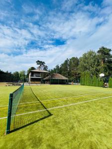 Tenis a/nebo squash v ubytování Tauriņkrasti nebo okolí