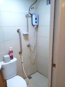 um chuveiro na casa de banho com WC em Makati Poblacion Hotel em Manilla