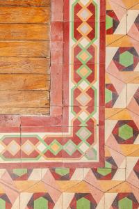 une image d'un sol aux motifs colorés dans l'établissement Jolie m'Home*Le Puy du Fou, à Mauléon
