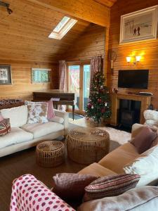 Posezení v ubytování Ingleside Lodge, an idyllic location
