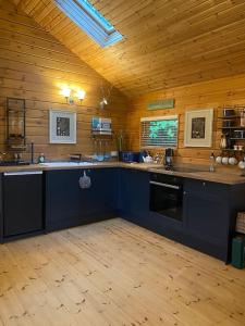 Kuchyň nebo kuchyňský kout v ubytování Ingleside Lodge, an idyllic location