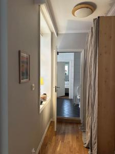 um corredor com uma porta que leva a um quarto em Lolula Homy em Bergen