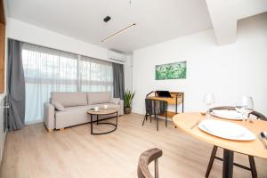 un soggiorno con divano e tavolo di LASARI comfort living a Salonicco