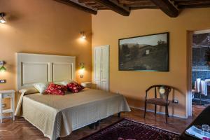 
A bed or beds in a room at Castello Di Mammoli
