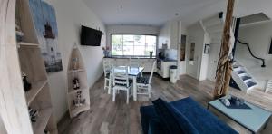 - un salon avec un canapé bleu et une table dans l'établissement Vakantiehuis de Ankerplaats, à Kamperland