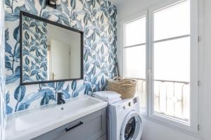 a bathroom with a sink and a washing machine at Studio cosy, 4Pers, wifi, proche Disney, Parking - Fairytale Factory in Bussy-Saint-Georges