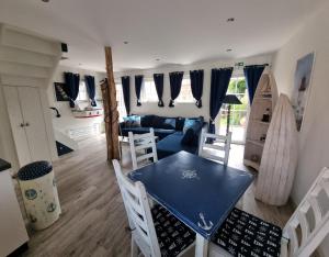 een keuken en een woonkamer met een tafel en stoelen bij Vakantiehuis de Ankerplaats in Kamperland