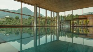 une maison avec une piscine offrant une vue sur les montagnes dans l'établissement SPA Hotel Erzherzog Johann, à Bad Aussee