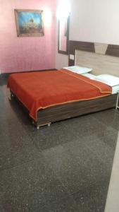 Ένα ή περισσότερα κρεβάτια σε δωμάτιο στο Hotel Swapna