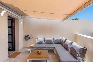 un soggiorno con un divano e un tavolo di MEDANO4YOU La Jaquita Terrace Holiday Home a El Médano Altre 40 foto