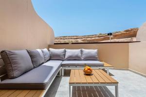 un soggiorno con un divano e un tavolo di MEDANO4YOU La Jaquita Terrace Holiday Home a El Médano