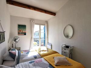 - une chambre avec un lit et une fenêtre dans l'établissement Maison dans le domaine du golf, à Roquebrune-sur Argens