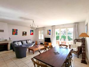 - un salon avec un canapé et une table dans l'établissement Maison dans le domaine du golf, à Roquebrune-sur Argens