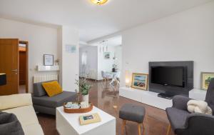 un salon avec un canapé et une télévision dans l'établissement Apartments Tihi III, à Vodice
