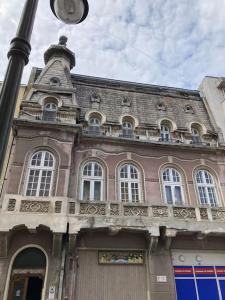 un edificio con una luz de la calle delante de él en City center apartment en Constanza