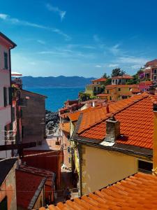 a view of the roofs of buildings and the ocean at Blue Home Tellaro in Tellaro