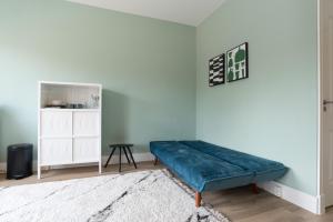 アムステルダムにあるHappy Day´sの白い壁の部屋の青いベンチ