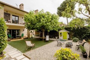 un patio trasero con un gallinero y una casa en B&B El Solsonès - Olius, en El Pi de Sant Just