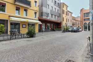 a cobblestone street in a city with buildings at Un tocco di Blu - La Vegra Apartment in Ferrara