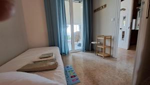 Photo de la galerie de l'établissement Beachfront 2-bedroom apartment, à Salamine