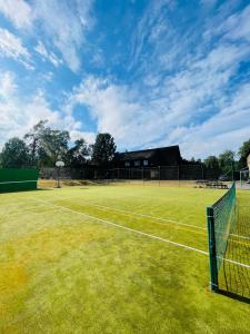Tenis a/nebo squash v ubytování Tauriņkrasti nebo okolí