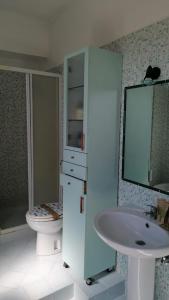 La salle de bains est pourvue de toilettes et d'un lavabo. dans l'établissement Nicoletta House, à Moncalieri