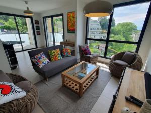 sala de estar con sofá, sillas y mesa en Superbe appartement Evian, en Évian-les-Bains