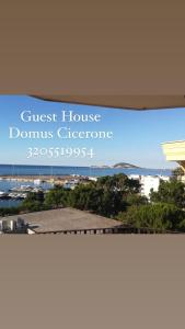 ein Schild für eine Pension dummins cheoreore in der Unterkunft Guest House Domus Cicerone in Formia