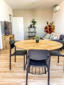 una mesa de madera y sillas en la sala de estar. en Villa cap zen and spa, en Petite Île