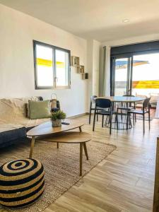 ein Wohnzimmer mit einem Sofa und einem Tisch in der Unterkunft Villa cap zen and spa in Petite Île
