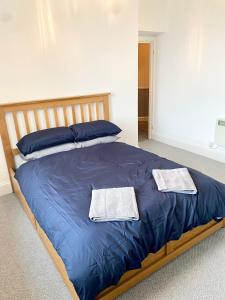 uma cama com duas toalhas em cima em 2 bed flat, 1 bed flat Torquay, Torbay, Devon em Torquay