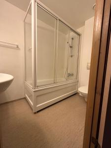 bagno con doccia, lavandino e servizi igienici di Mitt hotell & apartments a Moss