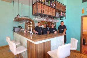 een groep mensen die aan een bar staan bij Hotel Boutique Malanquilla Inedita in Malanquilla