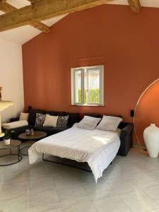 Katil atau katil-katil dalam bilik di Belle villa typique du sud avec grande piscine