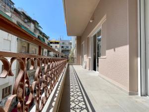 un pasillo vacío de un edificio con balcón en 4-bedroom Family apartment in the center of Athens, en Atenas