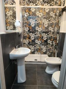 ナポリにあるHistorical Centerのバスルーム(トイレ、洗面台、シャワー付)