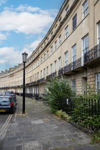 una luz de la calle frente a un gran edificio en Crescent Green en Bath