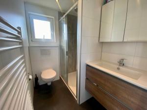 e bagno con servizi igienici, lavandino e doccia. di New - Waterfont Villa08 - Private Residence on a lake near Amsterdam a Vinkeveen