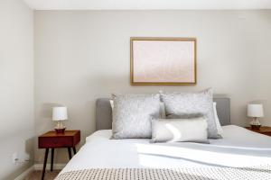 Giường trong phòng chung tại Glendale 1BR w Gym Pool walkable location LAX-422 +25 ảnh